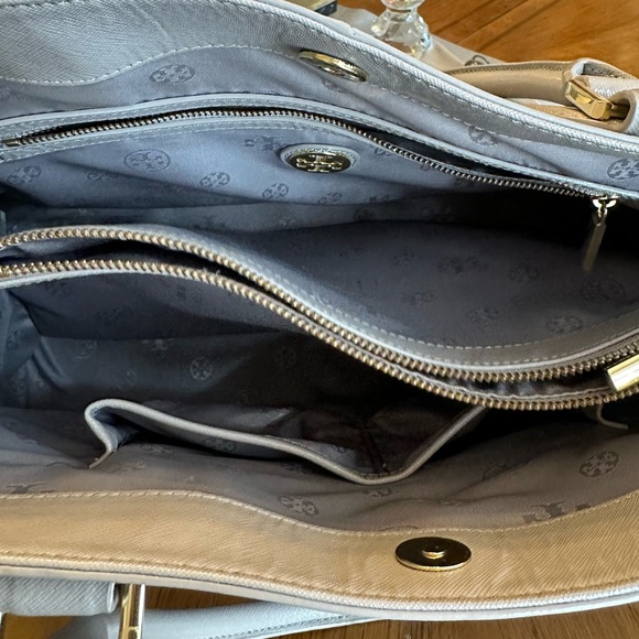 Tory Burch Robinson Tote in Mercury Gray Excellent Condition! - Picture 10 of 13